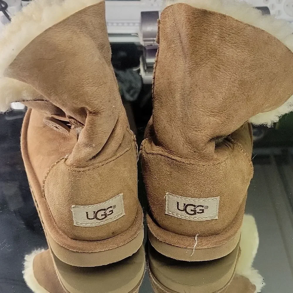Womens 5 UGG Women's Bailey Button II boots in chestnut suede and sheepskin.